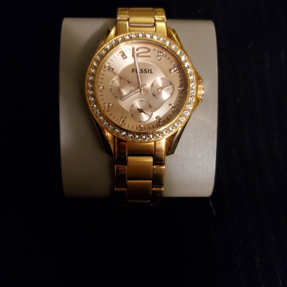 Ladies Fossil Watch with Crystal face.